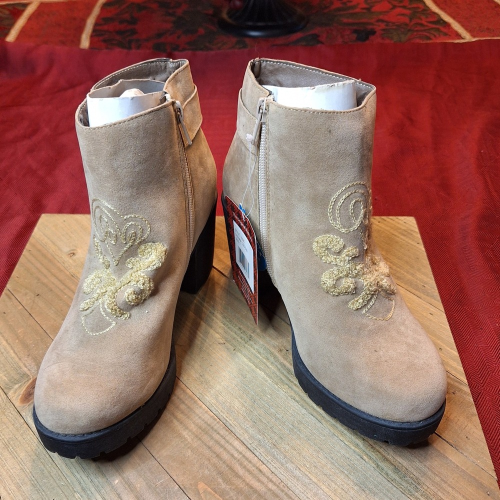 Muk Luks Womens Tan Embroidered Ankle Boots Block Heel Style 16595 Sz 7 NEW